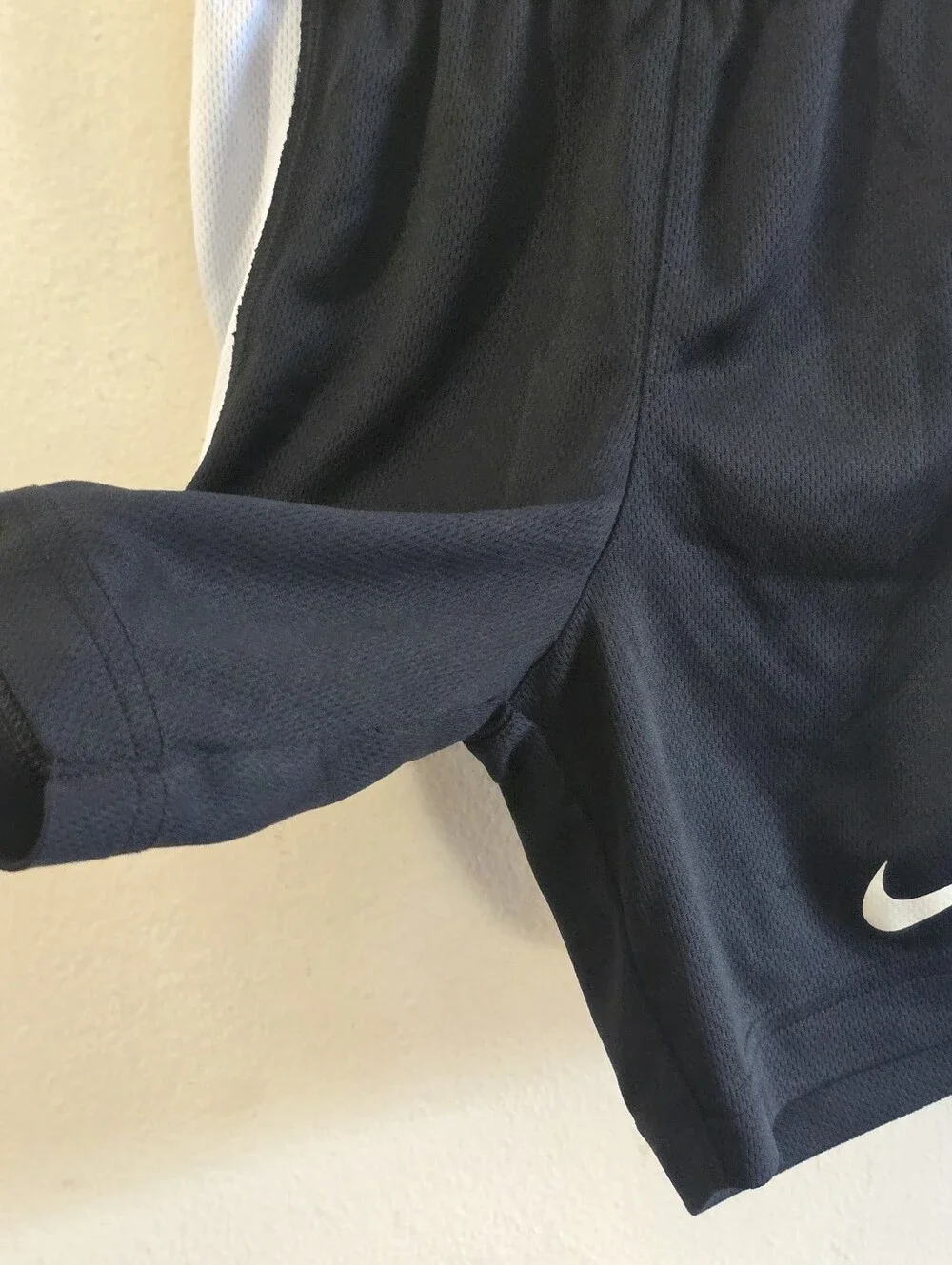 Nike Boys Athletic Shorts Size 6 Black White Mesh Swoosh 5-6Y Sport Training Kid